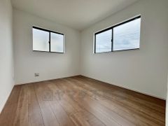 2面採光を確保した爽やかな風を感じて起きる朝は、快適生活の始まりに。 家具を選ばないナチュラルなフローリングとシンプルなクロスです＾＾