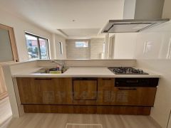 収納も、作業スペースも広々と設けられた使いやすいシステムキッチンです＾＾カウンターキッチンなので、ご家族と会話をしながら楽しくお料理ができます＾＾