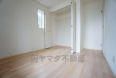 同仕様写真。暖かい日差しが差し込む洋室。たっぷり収納できるクローゼット付きでお部屋の中をすっきりと快適に保てます。