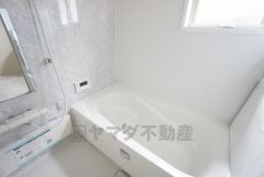 1日の疲れを癒すくつろぎのバスルーム。足を伸ばしてもゆったりと入れるサイズです。お子様と一緒にお風呂に入っても狭くないですね＾＾