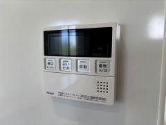 お湯張り、追い炊き、足し湯がボタン一つで楽々操作できる非常に便利な給湯機リモコンです。追い炊きがついていると寒い冬は水道代の節約にもなるので助かりますね
