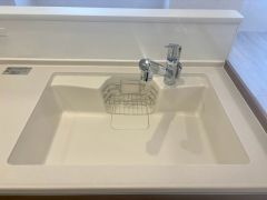 大きなお鍋も楽々洗える幅の広いシンクです＾＾ステンレスシンクなので簡単にお掃除できますよ。洗剤やスポンジもすっきりできる収納付き。