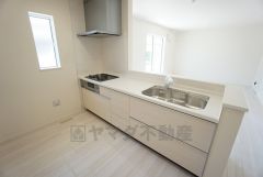 収納も、作業スペースも広々と設けられた使いやすいシステムキッチンです＾＾カウンターキッチンなので、ご家族と会話をしながら楽しくお料理ができます＾＾