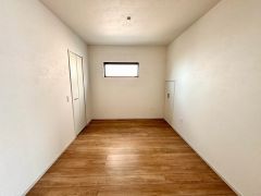 キッチン横のスペースは、将来的に壁を設けることで独立した一部屋としても活用できる、柔軟性のある間取りです＾＾