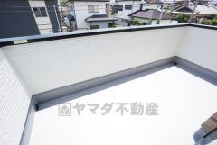 陽当たりの良いバルコニーです。お洗濯やお布団干しはもちろん、日光浴スペースにも。足元は防水工事施工済です。