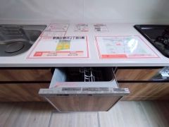 炊事時間を大幅に短縮できる食器洗浄乾燥機付き＾＾食器を洗う手間が減るので家族とのコミュニケーションの時間や自分の時間が増えますね。