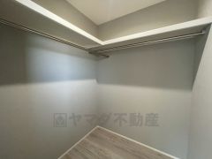 収納力豊富なウォークインクローゼット。洋服や小物などを1箇所にまとめて美しい収納を実現します。