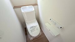 ウォシュレット付きトイレです。1階2階の2ヶ所にトイレがあるので、忙しい朝にもゆとりができますね＾＾