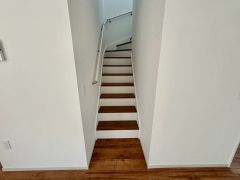 踏み場の広い手摺付き階段です。勾配も緩やかに設計されており、高齢の方でも安心できますね＾＾