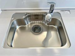 大きなお鍋も楽々洗える幅の広いシンクです＾＾ステンレスシンクなので簡単にお掃除できますよ。洗剤やスポンジもすっきりできる収納付き。
