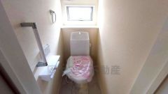 同仕様写真。ウォシュレット、暖房便座、節電・節水機能など、使い勝手のよい高機能トイレです。