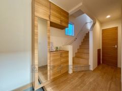 玄関にはシューズボックスとは別に、収納が付いているので、玄関回りの収納に困りませんね＾＾