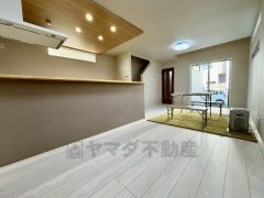 おしゃれなキッチンを中心とした開放的なリビング。お友達や親せきをお招きするのも楽しみです＾＾