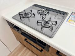 3種類の料理が同時に調理できる、3口ガスコンロ。忙しい朝食やお弁当作りも効率良くお料理できますね＾＾
