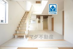 リビング上部は吹抜けになっており、開放感あふれるおしゃれな空間です。家具選びが楽しみになりますね＾＾