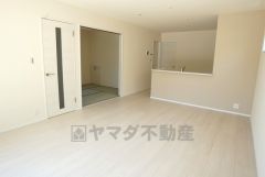 家族が集まる開放的なリビング。思い思いの時間を過ごしたり食事をしたり、素敵な団らんの場になりますね。