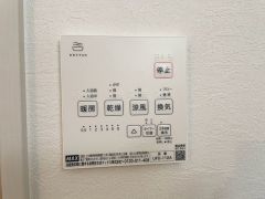 浴室暖房乾燥機には、暖房、乾燥、涼風、換気の4つの機能が付いています。タイマー付きです。雨の日はもちろん、急ぎで洗濯する必要のあるお子様の体操服や、下着類などを乾かすのに便利です。