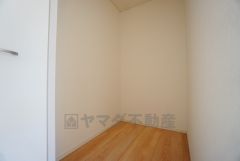 同仕様写真。収納力豊富なウォークインクローゼット。洋服や小物などを1箇所にまとめて美しい収納を実現します。スーツケースのような大型の荷物も置けます＾＾