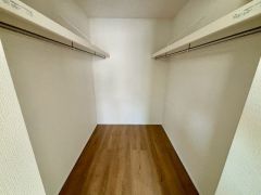 ウォークインクローゼットは奥にハンガーパイプ、手前に可動棚を付け、コートなどのアウター類から帽子や靴下などの小物類まで全て収納できます＾＾