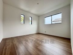 主寝室としてお使いいただけそうなこちらのお部屋は、日当たりが良く、爽やかな風を感じて起きる朝は、快適生活の始まりに。