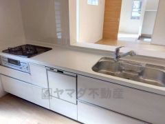 収納も、作業スペースも広々と設けられた使いやすいシステムキッチンです＾＾