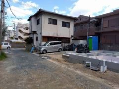 前面道路北側、私道4.7ｍ（私道持分1/6）に面しています。