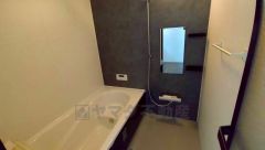 1日の疲れを癒すくつろぎのバスルーム。足を伸ばしてもゆったりと入れるサイズです。お子様と一緒にお風呂に入っても狭くないですね^^