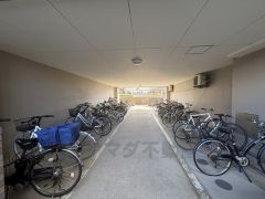 駐輪場。広々スペースを設けているので、お子様の通学やご家族の通勤用に使用する自転車の駐輪もラクラク＾＾