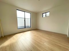 バルコニーにも面しており、主寝室やお子様のお部屋など幅広く活用できます＾＾