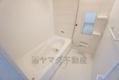 1日の疲れを癒すくつろぎのバスルーム。足を伸ばしてもゆったりと入れるサイズです。お子様と一緒にお風呂に入っても狭くないですね＾＾