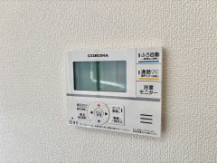 お湯張り、追い炊き、足し湯がボタン一つで楽々操作できる非常に便利な給湯機リモコンです。追い炊きがついていると寒い冬は水道代の節約にもなるので助かりますね