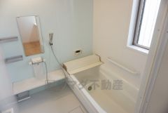 1日の疲れを癒すくつろぎのバスルーム。足を伸ばしてもゆったりと入れるサイズです。お子様と一緒にお風呂に入っても狭くないですね^^