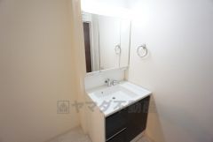 三面鏡つき洗面台。鏡裏にたっぷりとした収納スペースがあります。