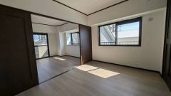 リビング横には4.1帖の洋室が設けられています。窓が多いので、日中でも明るい空間ですね＾＾扉を開放すれば一体感のある広々空間に＾＾