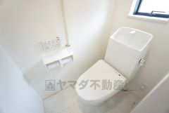 ウォシュレット付きトイレです。1階2階の2ヶ所にトイレがあるので、忙しい朝にもゆとりができますね＾＾