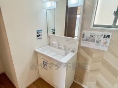 三面鏡つき洗面台。収納も一体型になっているので、ドライヤーやヘアアイロンの置き場に困りませんね。