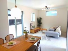 家族が集まる開放的なリビング。