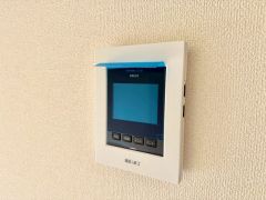 防犯性、セキュリティ対策に安心できるテレビモニター付きインターフォンです。セールスマン対策にもなり安心できます。