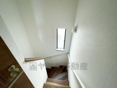 日中でも暗くなりがちな階段には、小窓を配置し採光も考えられたつくり＾＾手摺付きなので安全に上り下りできますね＾＾