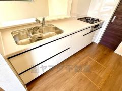 リビングでの寛ぎを邪魔しない独立キッチンです。