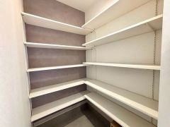 玄関にはたっぷり収納できる可動棚付きのシューズクロークを完備