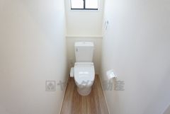 ウォシュレット付きトイレです。1階2階の2ヶ所にトイレがあるので、忙しい朝にもゆとりができますね＾＾