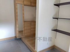 玄関にはシューズボックスとは別に、収納が付いているので、玄関回りの収納に困りませんね＾＾