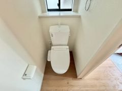 ウォシュレット付きトイレです。1階2階の2ヶ所にトイレがあるので、忙しい朝にもゆとりができますね＾＾