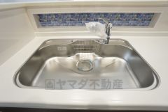 大きなお鍋も楽々洗える幅の広いシンクです＾＾ステンレスシンクなので簡単にお掃除できますよ。洗剤やスポンジもすっきりできる収納付き。