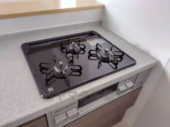 3種類の料理が同時に調理できる、3口ガスコンロ。