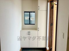 たっぷり収納できるシューズボックス付きなので、家族全員の靴がきれいに整頓できます。