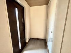 採光のいい明るい玄関です。