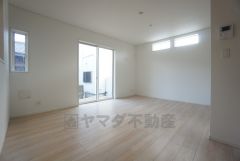 大きな窓のあるリビングは、陽光あふれる明るい空間です。居心地良く、ご家族皆がゆったり寛げる憩いの空間となりそうです。