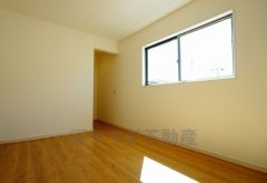 同仕様写真。暖かい日差しが差し込む洋室。たっぷり収納できるウォークインクローゼット付きでお部屋の中をすっきりと快適に保てます。